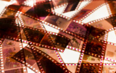 bandes-de-film-negatif-couleur-35mm-sur-une-boite-a-lumiere