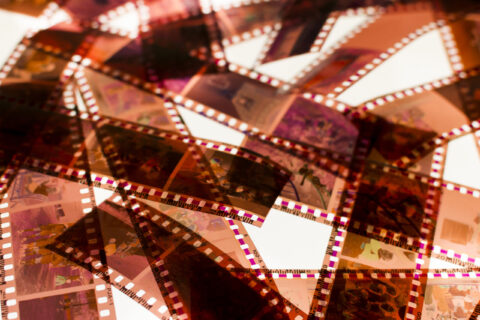 bandes-de-film-negatif-couleur-35mm-sur-une-boite-a-lumiere