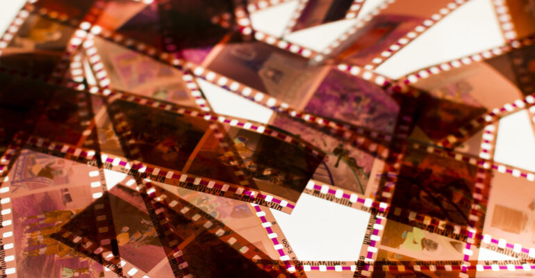 bandes-de-film-negatif-couleur-35mm-sur-une-boite-a-lumiere
