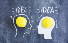 deux-tetes-a-transfert-d-informations-a-idee-texte-dessine-sur-tableau