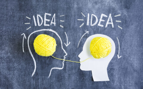 deux-tetes-a-transfert-d-informations-a-idee-texte-dessine-sur-tableau