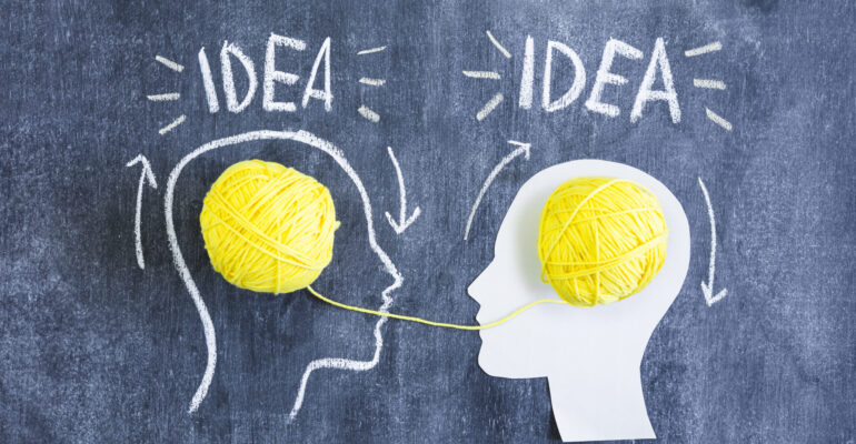 deux-tetes-a-transfert-d-informations-a-idee-texte-dessine-sur-tableau
