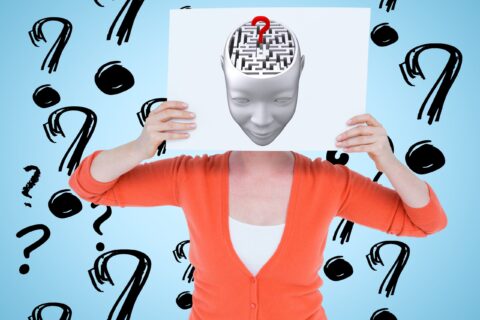 femme-avec-une-affiche-avec-un-dessin-d-une-tete