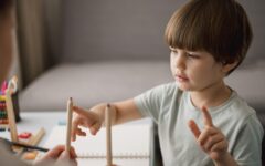 vue-laterale-d-un-enfant-apprenant-a-compter-a-la-maison-a-l-aide-de-crayons