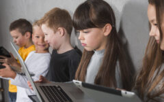 enfants-utilisant-des-appareils-electroniques