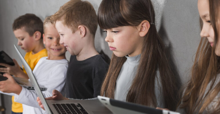 enfants-utilisant-des-appareils-electroniques