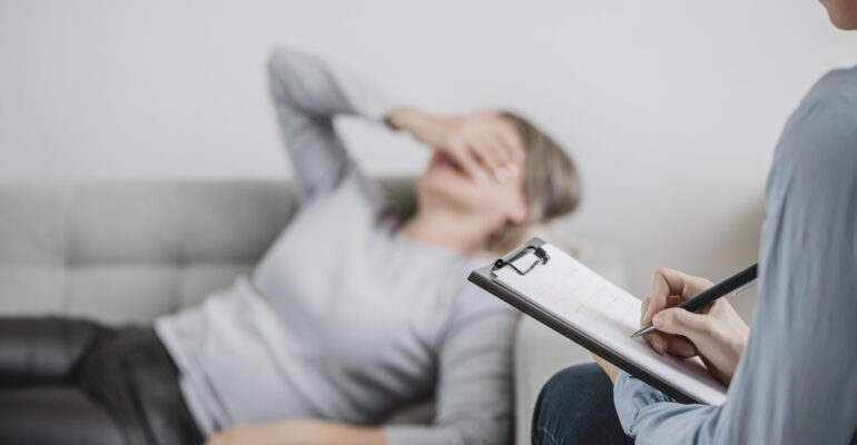 femme-adulte-a-la-seance-de-therapie