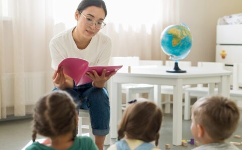 femme-lisant-quelque-chose-pour-ses-eleves