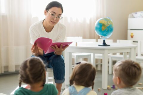 femme-lisant-quelque-chose-pour-ses-eleves