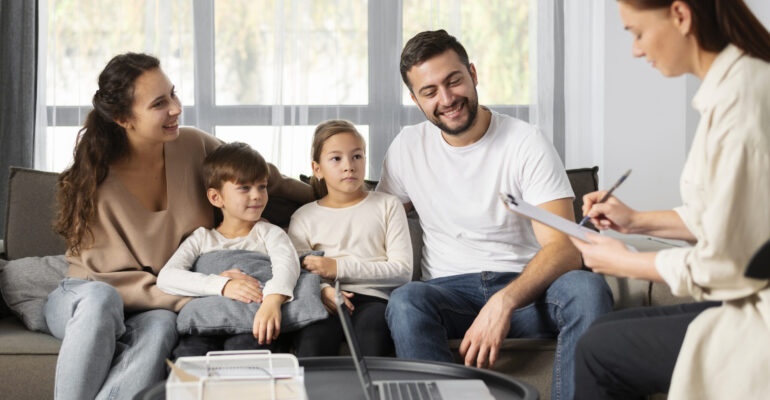fermez-la-famille-souriante-et-le-therapeute