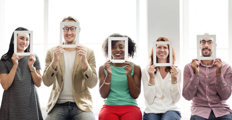 un-groupe-d-amis-divers