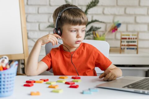 voyante-coup-gosse-porter-ecouteurs