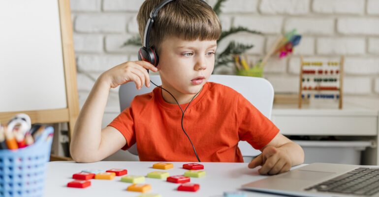 voyante-coup-gosse-porter-ecouteurs