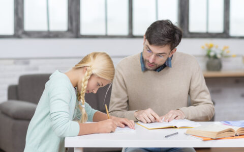 etudiant-et-enseignant-regardant-les-livres