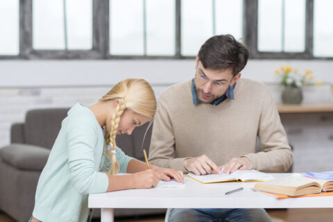 etudiant-et-enseignant-regardant-les-livres