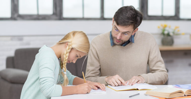 etudiant-et-enseignant-regardant-les-livres