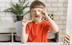 voyante-coup-mignon-gosse-jouet