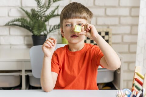 voyante-coup-mignon-gosse-jouet