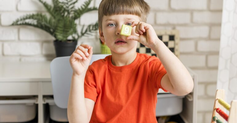 voyante-coup-mignon-gosse-jouet